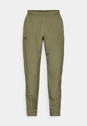 Olivenfarvede træningsbukser med elastisk talje, tapered ben, en glat tekstur og et lille sort logo på venstre side.