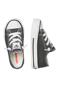 Szare płócienne trampki z białymi gumowymi czubkami i podeszwami. Posiadają białe sznurowadła oraz kontrastowe przeszycia wzdłuż krawędzi. Widoczna etykieta marki wewnątrz.