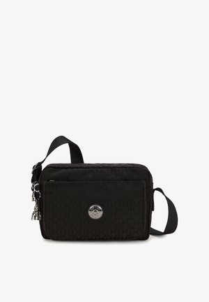 Černá obdélníková crossbody taška s nastavitelným popruhem, přední zipová kapsa, texturovaný vzor a malý stříbrný logový přívěsek.