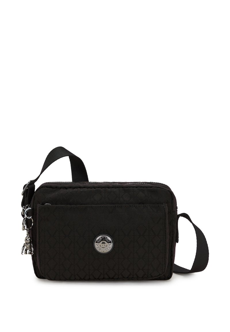 Borsa a tracolla nera rettangolare con tracolla regolabile, tasca con zip frontale, motivo testurizzato e piccolo ciondolo logo in argento.
