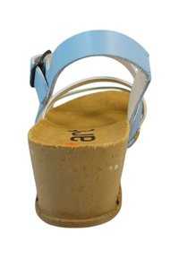 Blauwe faux leren sandaal met witte accenten, kurken voetbed en een stevige hak. Gesp sluiting op de enkelband; open achterkant ontwerp.