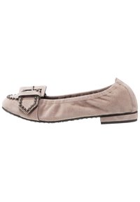 Ballerine in suede beige con una fibbia quadrata e dettagli applicati sulla punta. Suola bassa in gomma testurizzata per una maggiore aderenza.