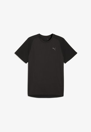 Camiseta deportiva negra de manga corta con cuello redondo y pequeño logo de Puma en el lado izquierdo del pecho, colocada sobre un fondo blanco.
