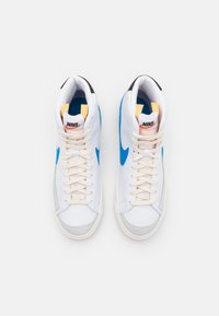 Nike Sportswear BLAZER '77 UNISEX - Sapatilhas de cano alto - white/light photo blue/black/sail/team orange