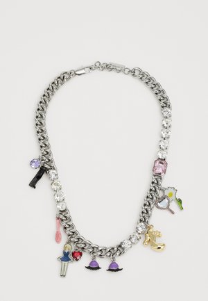 Zilveren ketting met kleurrijke bedels, waaronder een hoge hak, spiegel en personage, samen met heldere en gekleurde edelstenen.