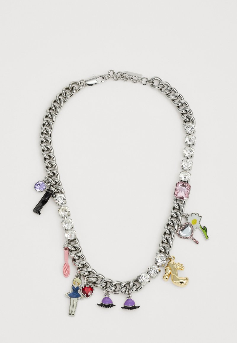 Silver chainhalsband dekorerat med färgglada charms, inklusive en högklackad sko, spegel och karaktär, tillsammans med klara och färgade ädelstenar.
