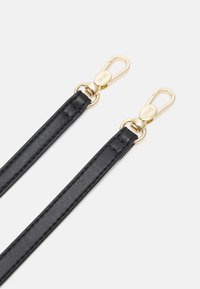 Deux sangles de sac en cuir noir avec des fermoirs dorés gravés "Liu Jo" sur fond blanc.
