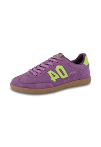 Sneaker viola in suede con accenti verdi e suola in gomma. Presenta lacci piatti e un grande "40" di lato.