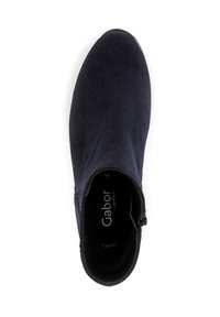 Bottines en suède bleu marine foncé avec fermeture éclair latérale et "Gabor comfort" imprimé sur la semelle intérieure, vues de dessus sur fond blanc.