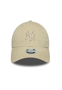 Bež traper kapa s prilagodljivim dizajnom, koja ima izvezeni logo New York Yankees na prednjoj strani. Glatka tekstura, zakrivljeni vizir.
