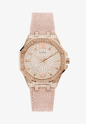 Guess Uhr mit einem roségoldenen, achteckigen Gehäuse, Kristallverzierungen und einem hellen, pinken Stoffarmband. Bemerkenswerte Details sind das strukturierte Armband und die numerischen Akzente.