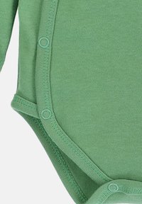 Groen lange mouwen baby rompertje met drukknoopjes langs de zij- en onderrand, gemaakt van zachte gebreide stof.