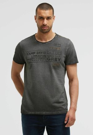 Camp David, CAMP DAVID T-SHIRT OIL DYED MIT STREIFENSTRUKTUR UND ARTWORKS - Print T-shirt - black rock