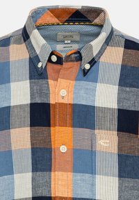 Korte mouwen geruit shirt in blauw, oranje en wit. Voorzien van een button-down kraag, een voorzak en een linnenmix textuur.