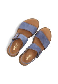 Blauwe suede sandalen met twee brede banden, verstelbare gespsluiting en een bruine voetbed. Voorzien van gouden branding op de binnenzool.