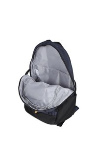 Zaino blu navy e nero con un ampio scomparto aperto e rivestimento grigio. Presenta un tessuto resistente e una tasca frontale per riporre gli oggetti.