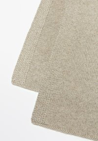Tissu tissé beige avec une texture lisse, présentant un bord légèrement côtelé et un design plat. Deux sections superposées affichées.