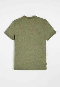 Koszulka z krótkim rękawem w kolorze oliwkowym, wykonana z teksturowanej tkaniny z subtelnym, drobnym wzorem. Posiada okrągły dekolt i prosty dół.