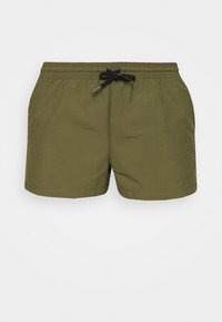 Shorts de bain vert olive avec une taille élastique et un cordon de serrage noir, dotés d'une poche sur le côté et d'un tissu lisse et léger.
