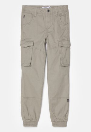 Pantalons cargo gris clair en coton avec de multiples poches, poignets élastiques et coutures renforcées pour plus de durabilité.
