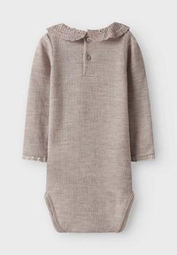 Langärmliger Baby-Body aus weichem Taupe-Stoff, mit einem mit Spitze verzierten Kragen, strukturiertem Muster und Knopfverschluss.