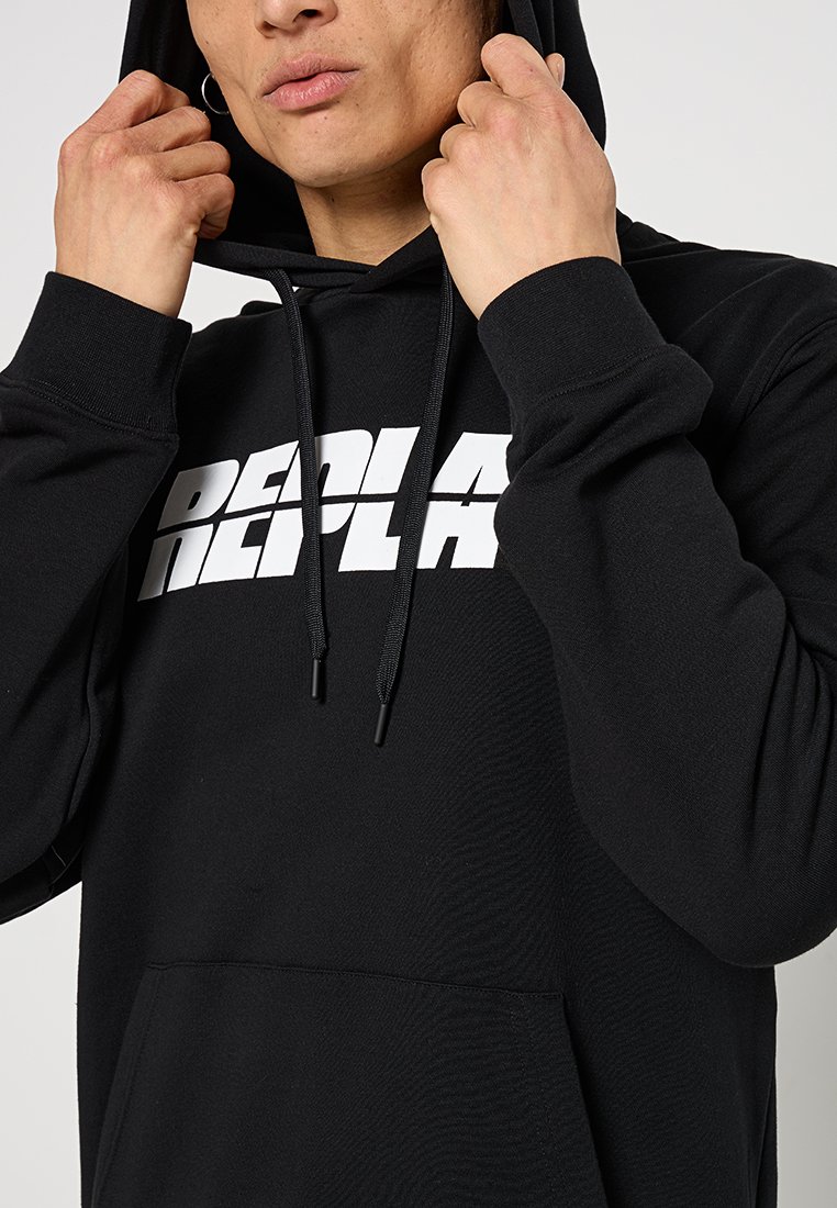 Schwarze Kapuzenjacke aus Baumwollmischgewebe. Mit großem weißen "REPLAY"-Logo auf der Vorderseite, Kapuze mit Kordelzug und Fronttasche. Glatte Textur.