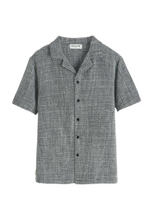 Chemise à manches courtes avec boutons, en motif chevron texturé gris et noir, dotée d'un col à découpe et de cinq boutons sombres à l'avant.