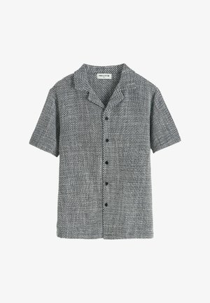 Chemise à manches courtes avec boutons, en motif chevron texturé gris et noir, dotée d'un col à découpe et de cinq boutons sombres à l'avant.