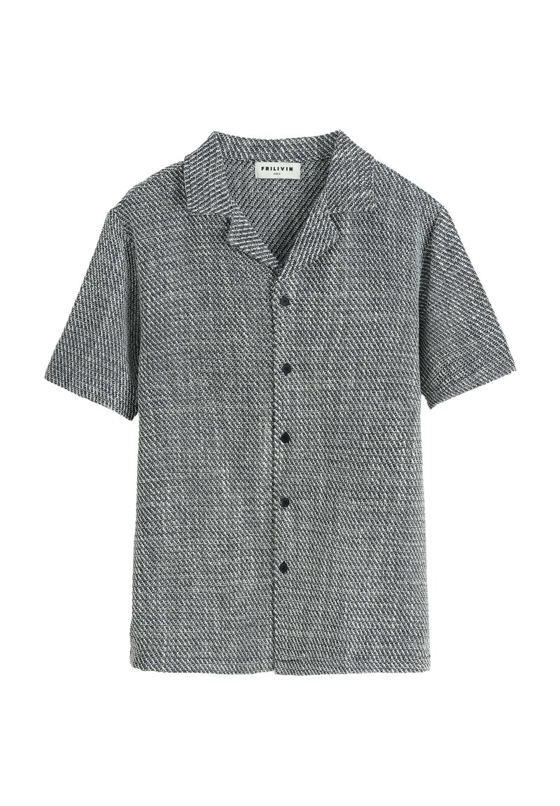 Chemise à manches courtes avec boutons, en motif chevron texturé gris et noir, dotée d'un col à découpe et de cinq boutons sombres à l'avant.
