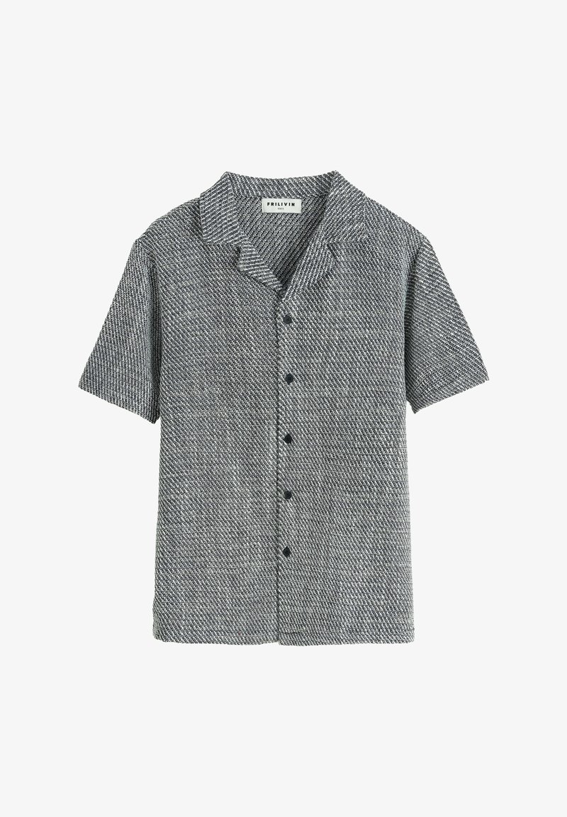 Chemise à manches courtes avec boutons, en motif chevron texturé gris et noir, dotée d'un col à découpe et de cinq boutons sombres à l'avant.