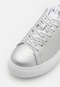 Armani Exchange LACE UP  - Športni copati - silver/dry gin