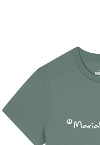 T-shirt en coton vert à manches courtes et encolure ronde, avec un logo imprimé blanc sur le devant. Texture douce, design simple.