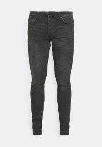 Pánské černé slim-fit džíny s předními kapsami a viditelnými švy, vystavené na jednoduchém bílém pozadí.