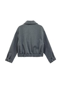 Grå uldjakke med lange ærmer, knappede manchetter og elastisk talje vist fra bagsiden på en hvid baggrund.