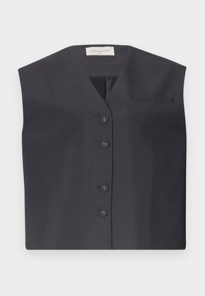 Gilet sans manches bleu marine foncé avec un col en V, cinq boutons et une petite poche sur le côté gauche de la poitrine. Tissu lisse avec une coupe ajustée.