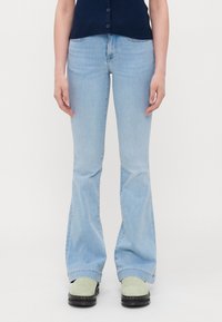 ONLY Tall - ONLBLUSH MID RETRO - Flared Jeans - light blue denim Thumbnail-Bild 1