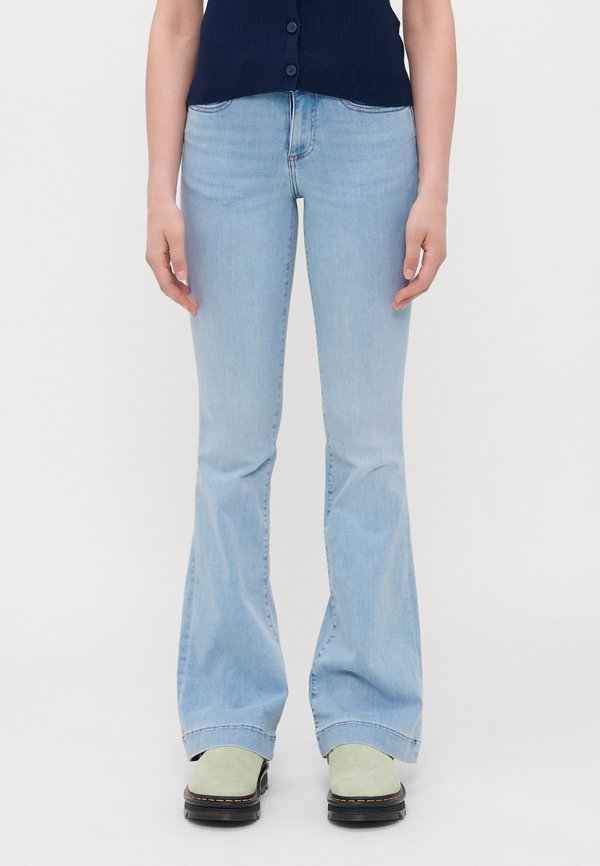 ONLBLUSH MID RETRO - Flared Jeans
