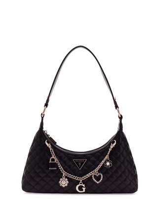 Borsa a tracolla nera trapuntata con forma curva, una tracolla a catena e charm decorativi in metallo, con un logo prominente sulla parte anteriore.