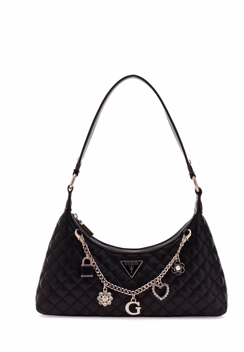 Borsa a tracolla nera trapuntata con forma curva, una tracolla a catena e charm decorativi in metallo, con un logo prominente sulla parte anteriore.
