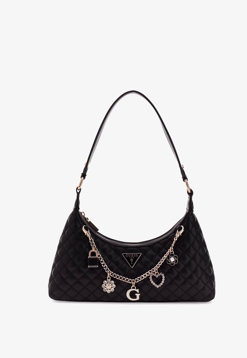 Bolso de mano acolchado negro con forma curva, una correa de cadena y encantos metálicos decorativos, que presenta un logotipo prominente en el frente.
