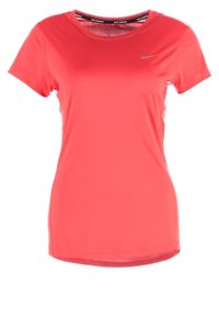 Camiseta de running de manga corta Nike en coral brillante. Tejido liso y ligero con cuello redondo y un logo sutil en el pecho.
