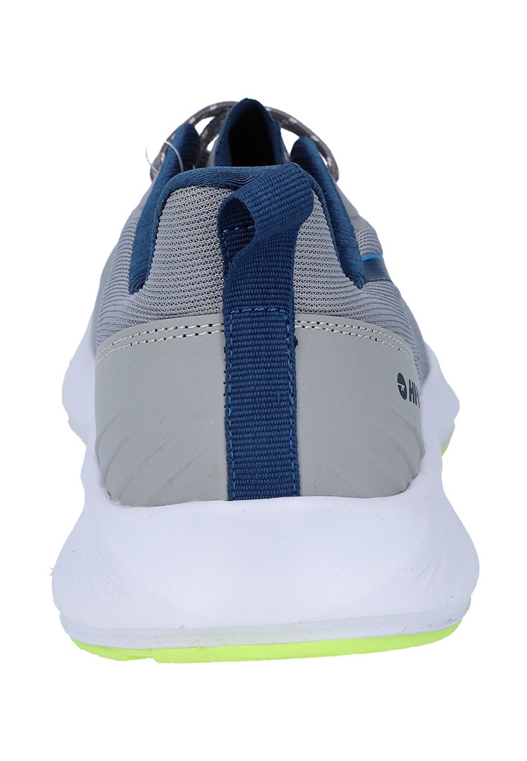 Zapatilla de correr gris con una parte superior texturizada y acentuaciones en azul. Presenta una lengüeta en la parte trasera y una suela blanca con detalles en verde.