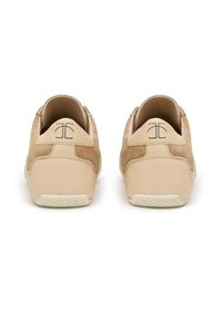 Beige suède sneakers met een gladde beige lederen hak. Kenmerkt zich door een zwart logo op de achterkant, met een gestructureerde rubberen zool.