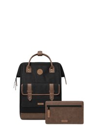 Zaino in tessuto nero con dettagli in pelle marrone, manico superiore, tasca frontale con patta e un portafoglio zip coordinato di colore marrone. Materiali testurizzati.