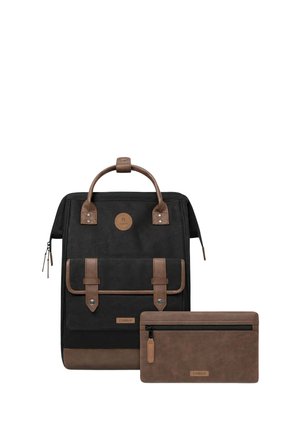 Zaino in tessuto nero con dettagli in pelle marrone, manico superiore, tasca frontale con patta e un portafoglio zip coordinato di colore marrone. Materiali testurizzati.
