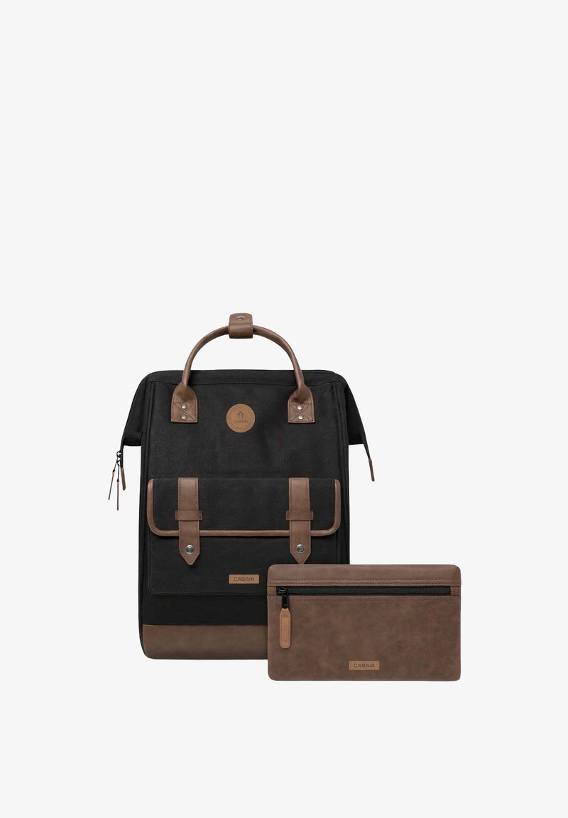 Zaino in tessuto nero con dettagli in pelle marrone, manico superiore, tasca frontale con patta e un portafoglio zip coordinato di colore marrone. Materiali testurizzati.