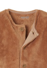 Weiche braune Baby-Fleecejacke mit rundem Ausschnitt, Holzknöpfen und einem gewebten Etikett mit Größe und Marke im Kragen.