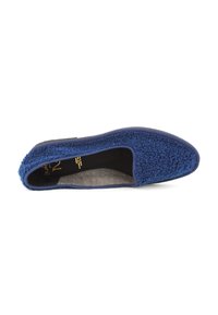 Scarpa slip-on blu con tomaia in tessuto morbido e testurizzato e fodera interna nera. Punta rotonda e suola in gomma morbida. Design semplice e senza cuciture.