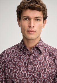 Burgunderfarbenes Hemd mit floralem Muster und hellblauen Akzenten, mit Button-Down-Kragen und strukturiertem Stoff.