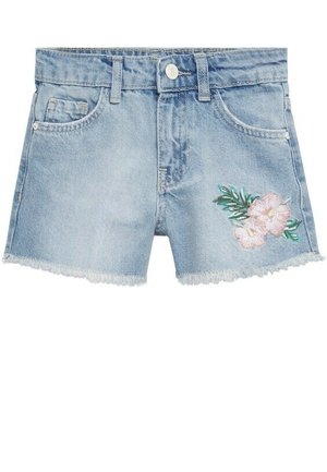 Lyseblå denimshorts med frynset kant og en broderet lyserød blomst med grønne blade på den højre forreste lomme.